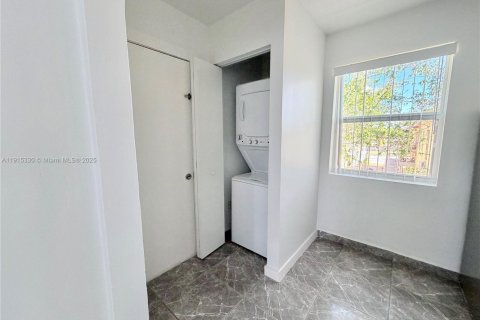 Apartamento en alquiler en Coral Gables, Florida, 2 dormitorios № 1971558 - foto 4