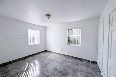 Apartamento en alquiler en Coral Gables, Florida, 2 dormitorios № 1971558 - foto 10