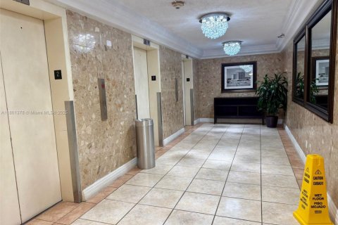 Condominio en venta en Sunny Isles Beach, Florida, 33.44 m2 № 1683473 - foto 15