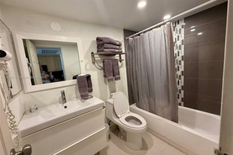 Condominio en venta en Sunny Isles Beach, Florida, 33.44 m2 № 1683473 - foto 7
