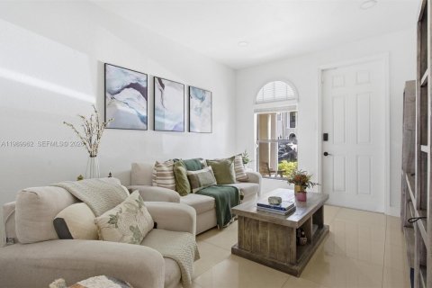 Adosado en venta en Doral, Florida, 3 dormitorios, 170.75 m2 № 2052040 - foto 5