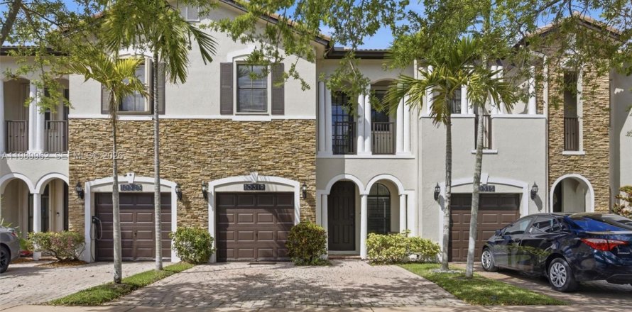 Adosado en Doral, Florida 3 dormitorios, 170.75 m2 № 2052040