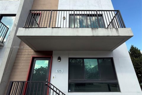 Townhouse in Fort Lauderdale, Florida 3 bedrooms, 3784.19 sq.m. № 1994166 - photo 1