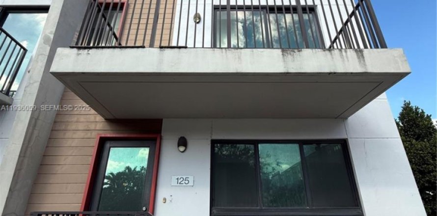 Townhouse in Fort Lauderdale, Florida 3 bedrooms, 3784.19 sq.m. № 1994166