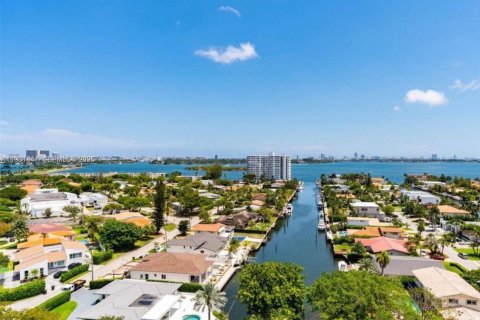 Condominio en alquiler en North Miami, Florida, 2 dormitorios, 121.14 m2 № 1990176 - foto 3