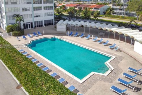 Condominio en alquiler en North Miami, Florida, 2 dormitorios, 121.14 m2 № 1990176 - foto 21