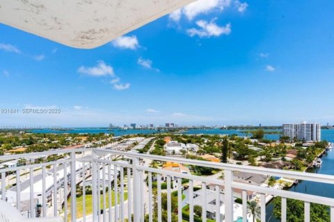 Condominio en alquiler en North Miami, Florida, 2 dormitorios, 121.14 m2 № 1990176 - foto 2