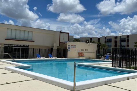 Condominio en alquiler en Miami, Florida, 2 dormitorios, 100.89 m2 № 1950200 - foto 1