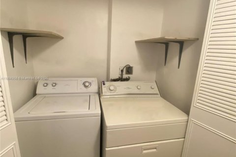 Condominio en alquiler en Miami, Florida, 2 dormitorios, 100.89 m2 № 1950200 - foto 7