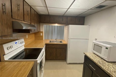 Condominio en alquiler en Miami, Florida, 2 dormitorios, 100.89 m2 № 1950200 - foto 4