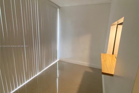 Condominio en alquiler en Miami, Florida, 2 dormitorios, 100.89 m2 № 1950200 - foto 3