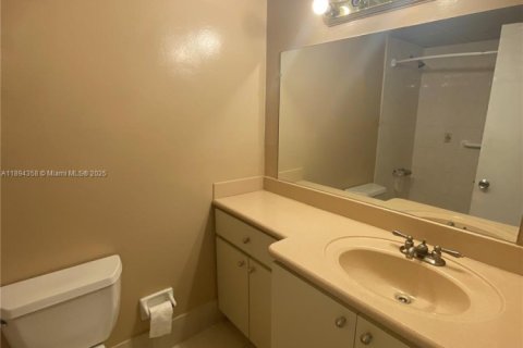 Condominio en alquiler en Miami, Florida, 2 dormitorios, 100.89 m2 № 1950200 - foto 6