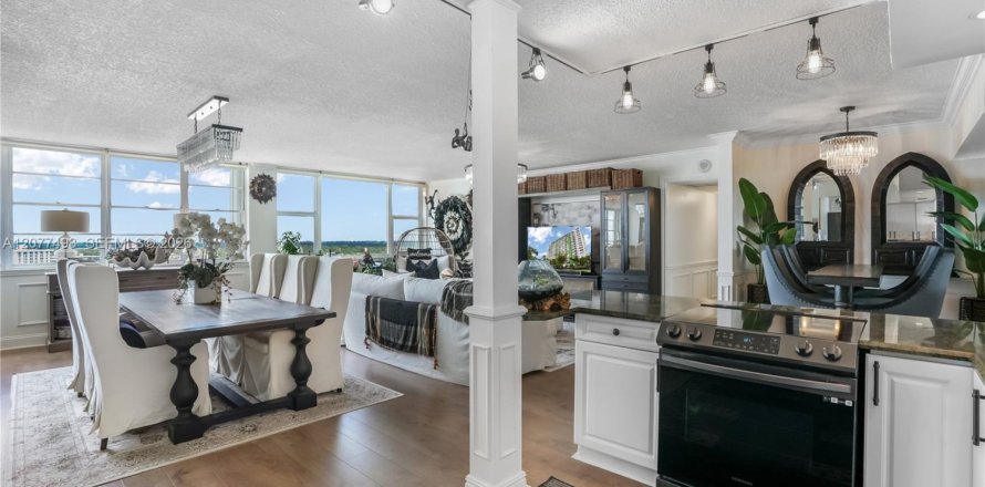 Condo à North Miami, Floride, 2 chambres № 2350493