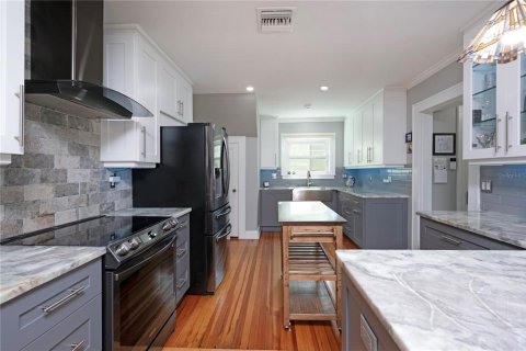 House in Saint Petersburg, Florida 2 bedrooms, 155.24 sq.m. № 1881173 - photo 12