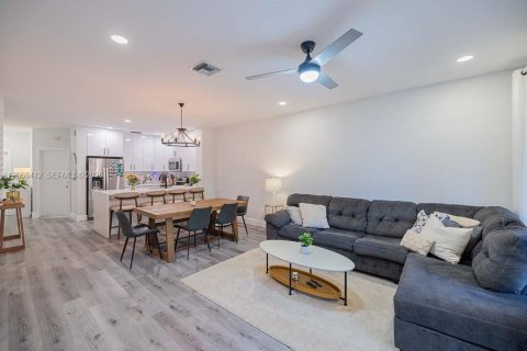 Touwnhouse à vendre à Pembroke Pines, Floride: 2 chambres, 124.3 m2 № 2305404 - photo 8