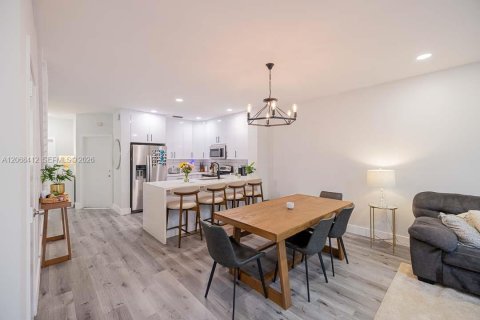 Touwnhouse à vendre à Pembroke Pines, Floride: 2 chambres, 124.3 m2 № 2305404 - photo 4