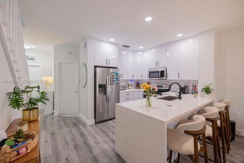 Touwnhouse à vendre à Pembroke Pines, Floride: 2 chambres, 124.3 m2 № 2305404 - photo 6