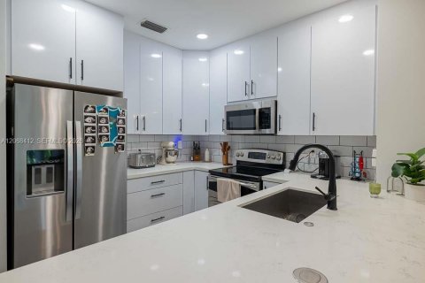 Touwnhouse à vendre à Pembroke Pines, Floride: 2 chambres, 124.3 m2 № 2305404 - photo 7