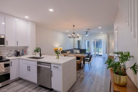 Touwnhouse à vendre à Pembroke Pines, Floride: 2 chambres, 124.3 m2 № 2305404 - photo 3