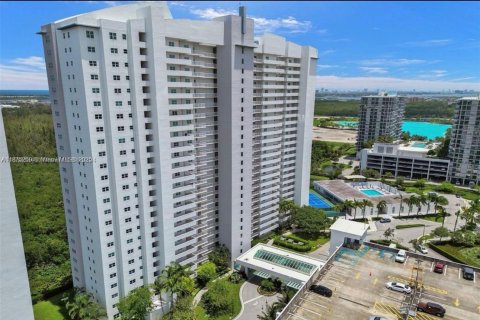 Condominio en alquiler en North Miami, Florida, 3 dormitorios, 167.32 m2 № 1925225 - foto 21