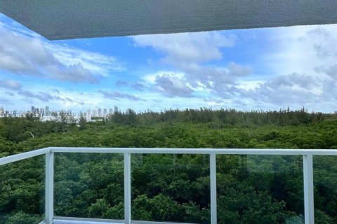 Condominio en alquiler en North Miami, Florida, 3 dormitorios, 167.32 m2 № 1925225 - foto 3