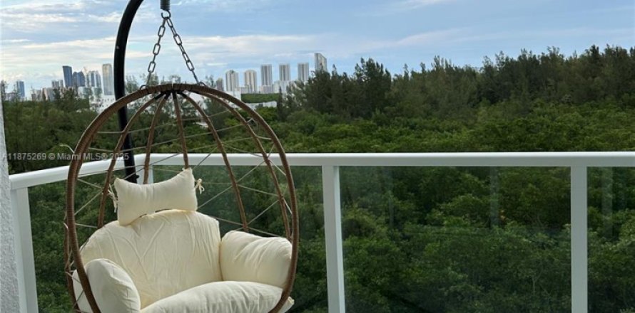Condominio en North Miami, Florida, 3 dormitorios  № 1925225