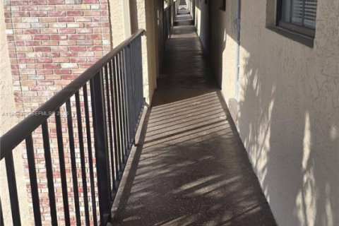 Condo in Coral Springs, Florida, 2 bedrooms  № 2028651 - photo 6