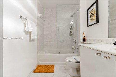 Condo in Miami, Florida, 2 bedrooms  № 1409269 - photo 25