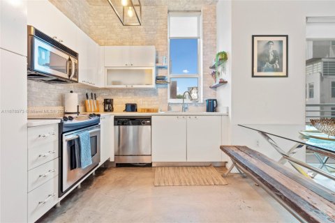 Condo in Miami, Florida, 2 bedrooms  № 1409269 - photo 3