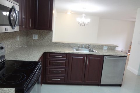 Condominio en alquiler en Plantation, Florida, 1 dormitorio, 74.88 m2 № 1997118 - foto 2