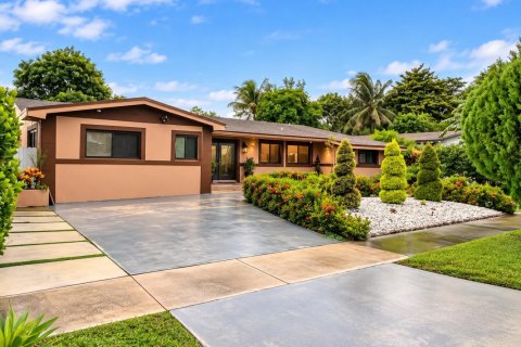 House in North Miami Beach, Florida 5 bedrooms, 224.08 sq.m. № 2350643