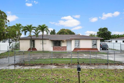 House in Homestead, Florida 4 bedrooms, 135.08 sq.m. № 2038326