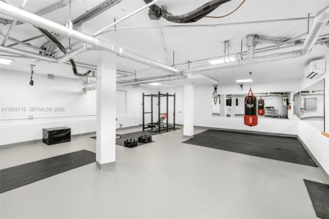 House in Coral Gables, Florida 5 bedrooms, 613.71 sq.m. № 2009941 - photo 24