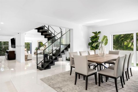 House in Coral Gables, Florida 5 bedrooms, 613.71 sq.m. № 2009941 - photo 4