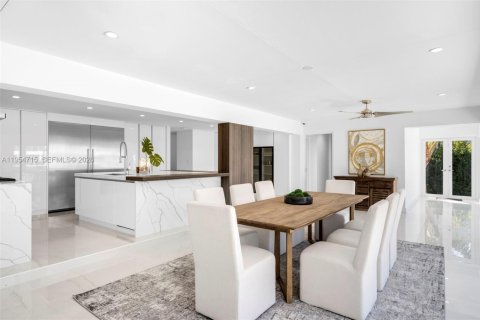 House in Coral Gables, Florida 5 bedrooms, 613.71 sq.m. № 2009941 - photo 10