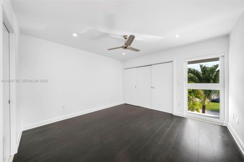 House in Coral Gables, Florida 5 bedrooms, 613.71 sq.m. № 2009941 - photo 23