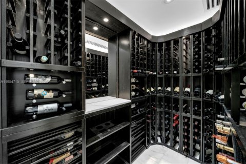 House in Coral Gables, Florida 5 bedrooms, 613.71 sq.m. № 2009941 - photo 25