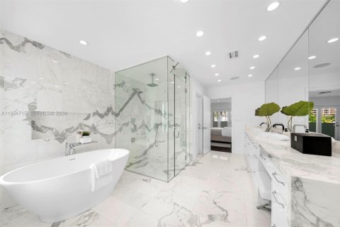 House in Coral Gables, Florida 5 bedrooms, 613.71 sq.m. № 2009941 - photo 18