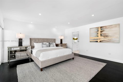 House in Coral Gables, Florida 5 bedrooms, 613.71 sq.m. № 2009941 - photo 17