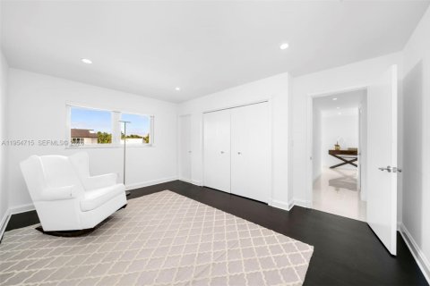 House in Coral Gables, Florida 5 bedrooms, 613.71 sq.m. № 2009941 - photo 21