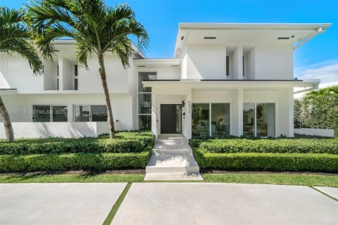 House in Coral Gables, Florida 5 bedrooms, 613.71 sq.m. № 2009941 - photo 28