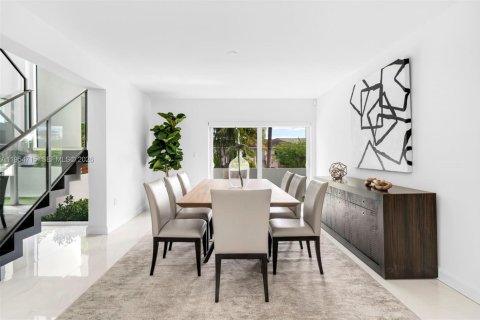 House in Coral Gables, Florida 5 bedrooms, 613.71 sq.m. № 2009941 - photo 6