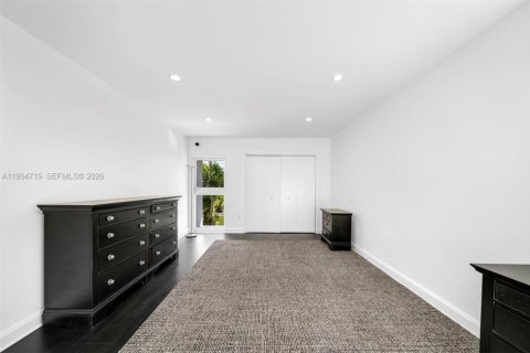 House in Coral Gables, Florida 5 bedrooms, 613.71 sq.m. № 2009941 - photo 22