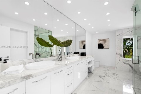 House in Coral Gables, Florida 5 bedrooms, 613.71 sq.m. № 2009941 - photo 20