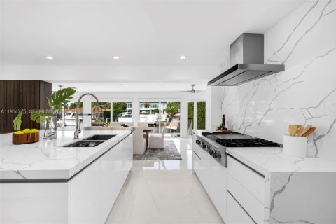 House in Coral Gables, Florida 5 bedrooms, 613.71 sq.m. № 2009941 - photo 8