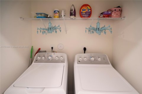Townhouse in Doral, Florida 4 bedrooms, 153.47 sq.m. № 1864981 - photo 21