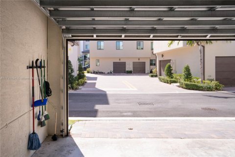 Townhouse in Doral, Florida 4 bedrooms, 153.47 sq.m. № 1864981 - photo 23