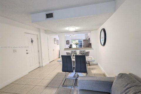 Condo in Miami, Florida, 2 bedrooms  № 1929416 - photo 3