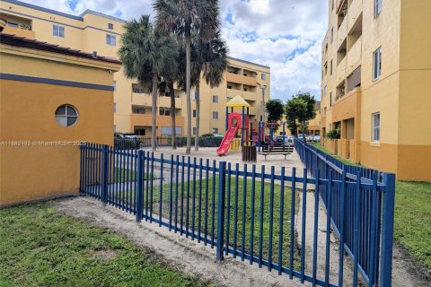 Condo in Miami, Florida, 2 bedrooms  № 1929416 - photo 19