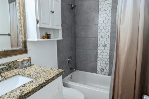 Condo in Miami, Florida, 2 bedrooms  № 1929416 - photo 13